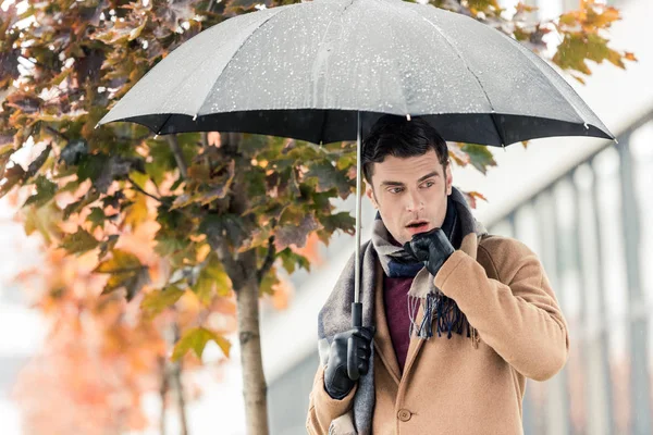 Knappe Stijlvolle Man Met Paraplu Staande Herfst Straat — Stockfoto