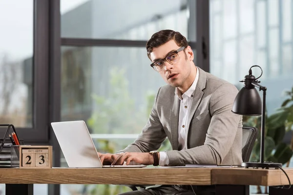 Hombre Negocios Guapo Trabajando Con Ordenador Portátil Mirando Hacia Otro — Foto de stock gratis