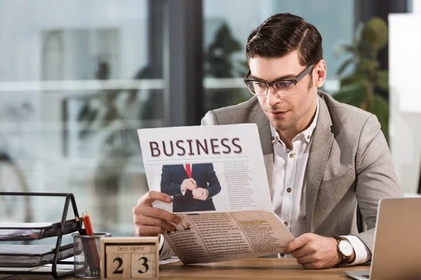 Όμορφος Επιχειρηματίας Διαβάζοντας Εφημερίδα Στο Χώρο Εργασίας Στο Γραφείο — Φωτογραφία Αρχείου