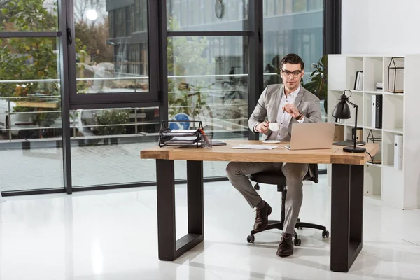 Homem Negócios Bonito Com Xícara Café Sentado Local Trabalho Escritório — Fotografia de Stock