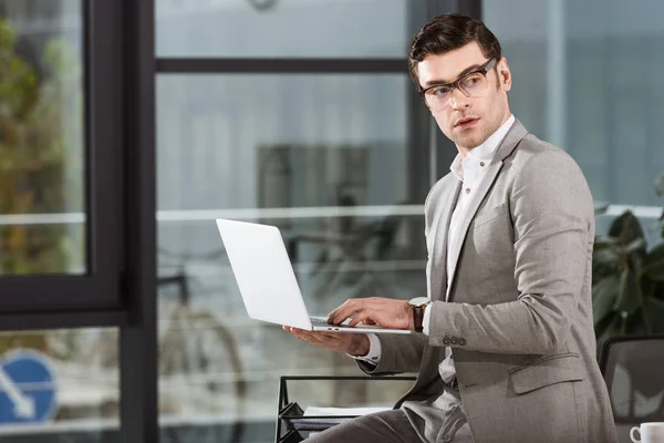 Hombre Negocios Guapo Sentado Escritorio Lugar Trabajo Uso Ordenador Portátil — Foto de stock gratis