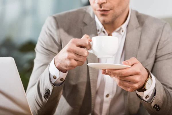 Περικοπεί Shot Του Επιχειρηματία Που Πίνει Καφέ Στο Χώρο Εργασίας — Φωτογραφία Αρχείου