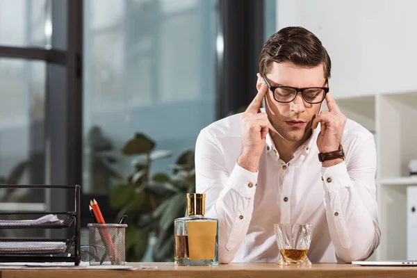 Hombre Negocios Sobrecargado Trabajo Con Vaso Whisky Que Sufre Dolor —  Fotos de Stock