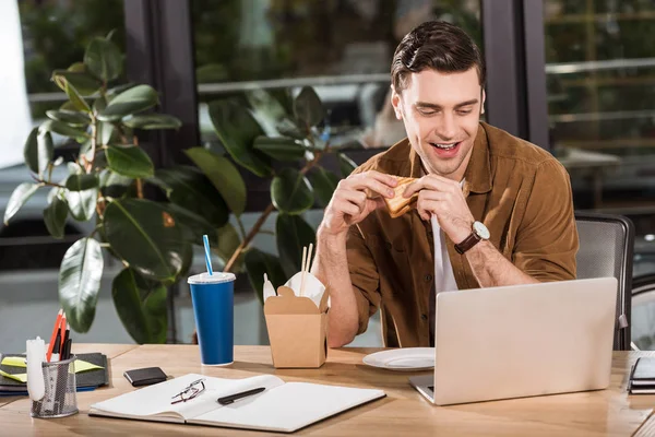 Bonito Feliz Empresário Comer Sanduíche Levar Macarrão Escritório Enquanto Trabalhava — Fotografia de Stock