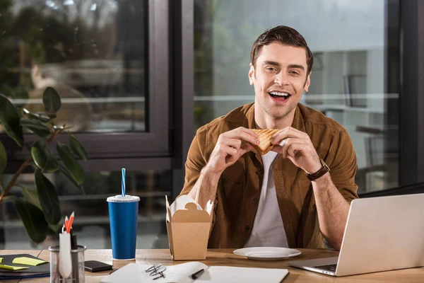 Bonito Feliz Empresário Comer Sanduíche Tirar Macarrão Escritório — Fotografia de Stock