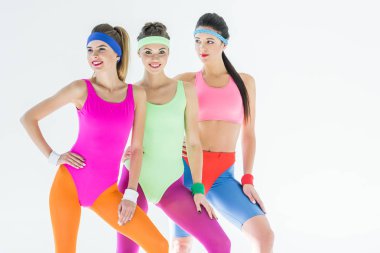 çekici gülümseyen sportswomen birlikte izole üzerinde gri poz