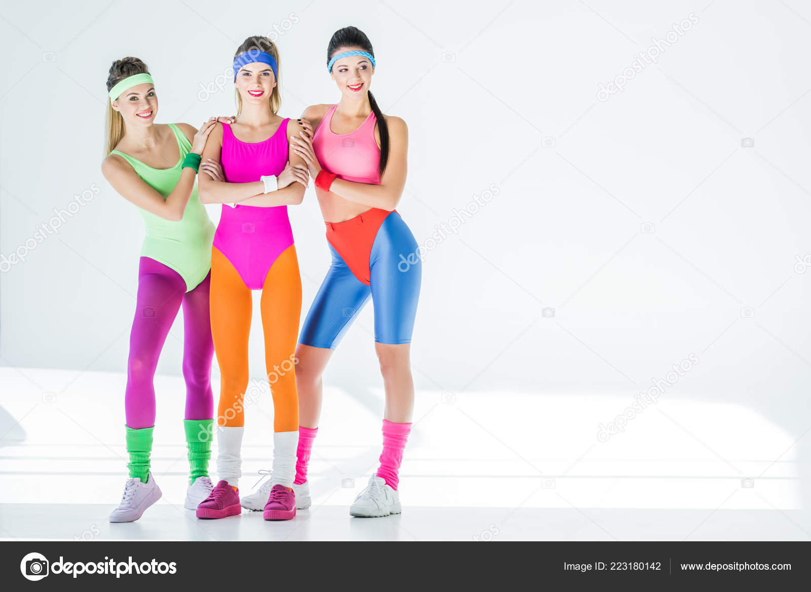 Hermosas Mujeres Jovenes Deportistas Los Anos Ropa Deportiva Estilo Sonriendo Foto de stock 223180142 EdZbarzhyvetsky