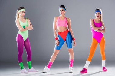 atletik genç görünümünü tam boy 80'li yıllarda kadın stil spor giyim gri poz