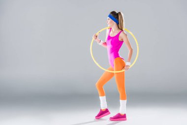 hula hoop Grey ile eğitim gülümseyen sportif kadın görünümünü tam uzunlukta