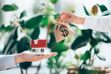 dolar işareti ve ev modeli ile çul çanta alışverişi insanlar kadeh kırpılmış 
