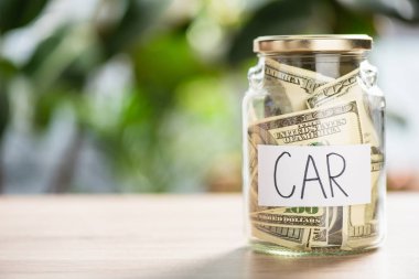 cam kavanoz doları banknot ve yazıt araba ile yakından görmek