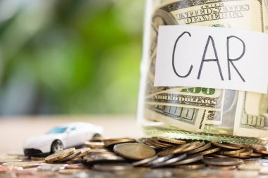 cam kavanoz doları banknot ve yazıt araba, sikke ve küçük araba modeli ile yakından görmek tablo