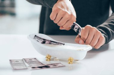 atış dolar para aklama kavramı küçük küvette yıkama adamın kırpılmış 