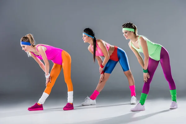 Beautiful Sporty Girls 80S Style Sportswear Exercising Together Grey — Stock Photo, Image