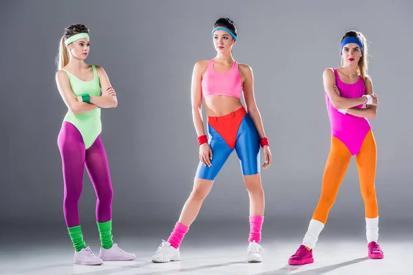 Volle Lengte Weergave Van Atletische Jonge Vrouwen Jaren Stijl Sportkleding — Gratis stockfoto