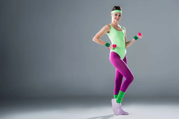 Hermosa Chica Deportiva Entrenamiento Con Mancuernas Sonriendo Cámara Gris — Foto de Stock