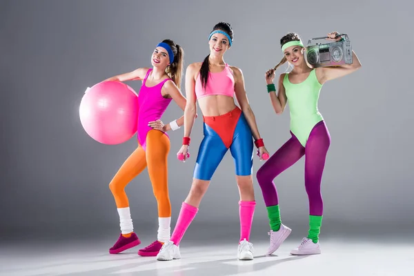 Hermosas Chicas Deportivas Con Equipo Deportivo Grabadora Sonriendo Cámara Gris — Foto de Stock