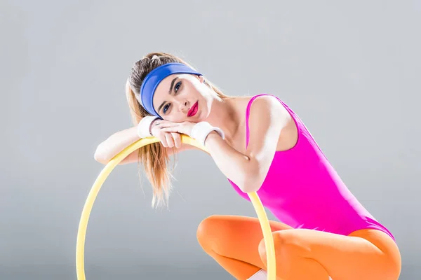 Schöne Junge Sportlerin Lehnt Hula Hoop Reifen Und Lächelt Die — Stockfoto