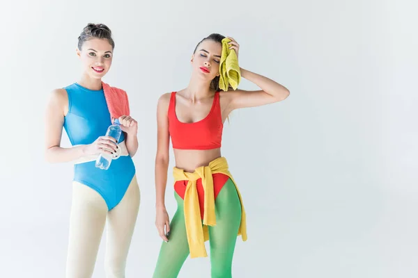 Hermosas Mujeres Jóvenes Deportistas Sosteniendo Toalla Botella Agua Después Del — Foto de Stock