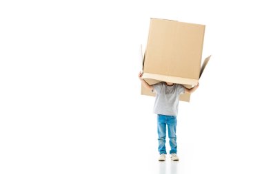 Küçük çocuk üzerinde beyaz izole kağıt kutusunda gizleme