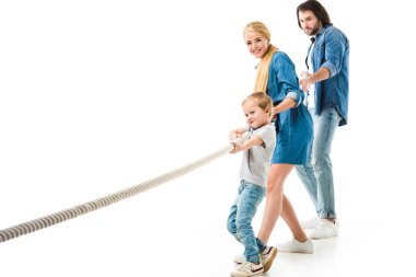 Anne ve küçük oğulları üzerine beyaz izole ip çekerek denim giysileri