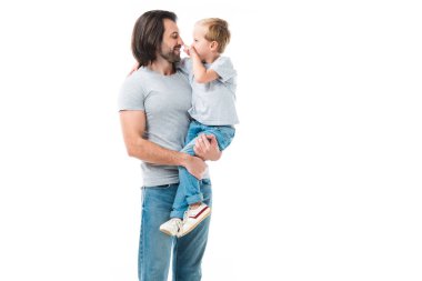 Bakım baba oğlu üzerinde beyaz izole küçük çocuk gülüyor süre tutan