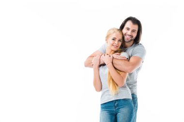 Sarılma ve üzerinde beyaz izole kamera gülümseyen güzel çift