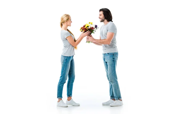 Schöner Mann Überreicht Blumen Seine Freundin Isoliert Auf Weiß — kostenloses Stockfoto