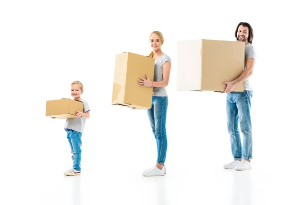 Ευτυχισμένη Οικογένεια Κρατώντας Κουτιά Διαφορετικού Μεγέθους Που Απομονώνονται Λευκό — Φωτογραφία Αρχείου