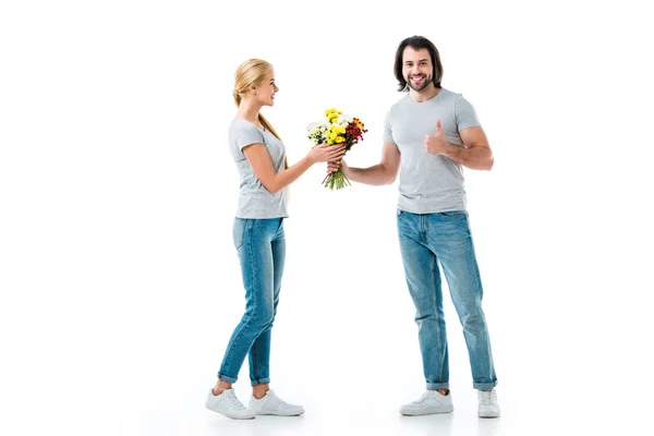 Hombre Guapo Presentando Flores Mostrando Pulgar Hacia Arriba Aislado Blanco — Foto de stock gratuita