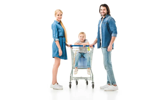 Linda Família Sorrindo Para Câmera Enquanto Menino Sentado Carrinho Compras — Fotografia de Stock Grátis