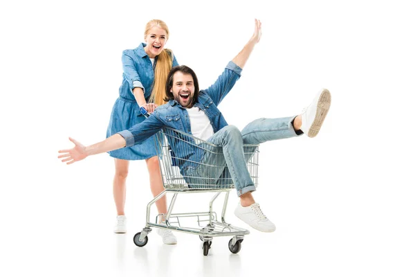 興奮したカップルの笑いや楽しいの白で隔離ショッピングカート — ストック写真