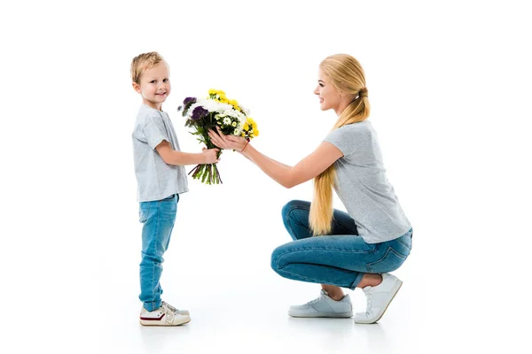 Bella Madre Con Figlio Carino Che Tiene Fiori Isolati Bianco — Foto stock gratuita