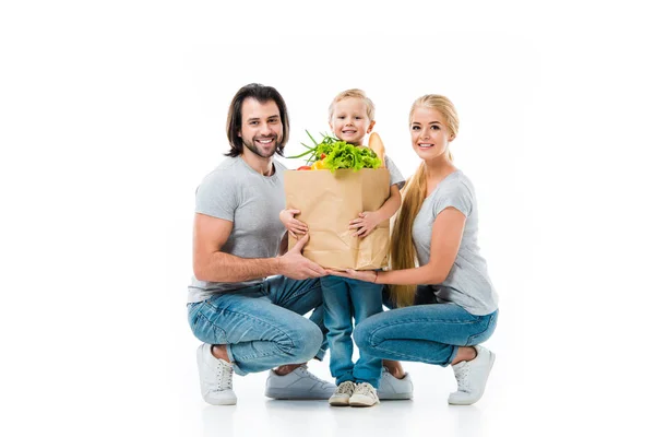 Feliz Familia Sonriente Con Bolsa Comestibles Llena Comida Saludable Aislada —  Fotos de Stock