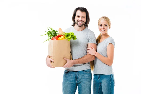 Preciosa Pareja Con Bolsa Comida Sonriendo Cámara Aislada Blanco — Foto de Stock