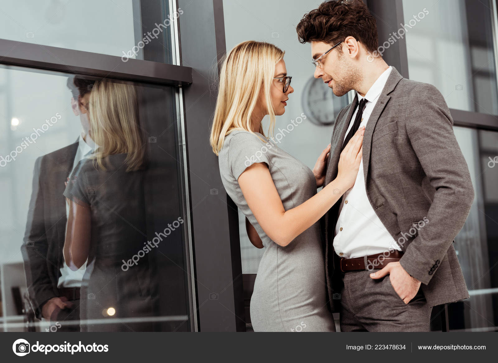 Fröhlicher Mann und Frau arbeiten und Flirten im Business-meeting