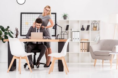 işkadını yapma masaj meslektaşım İşyeri Ofis, office romance kavramı