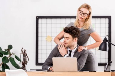 işkadını yapma masaj meslektaşım İşyeri Ofis, office romance kavramı