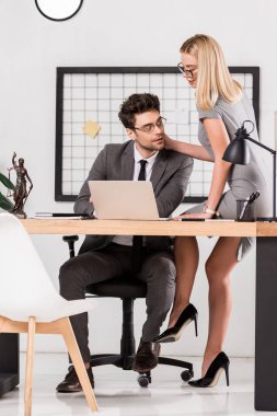 çalışma alanı office içinde laptop ile iş meslektaşı ile flört genç iş kadını