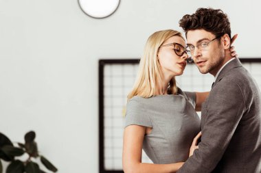 yan görüntülemek işkadını sarılma meslektaşım o kamera ofis, office romance kavramı bakarak