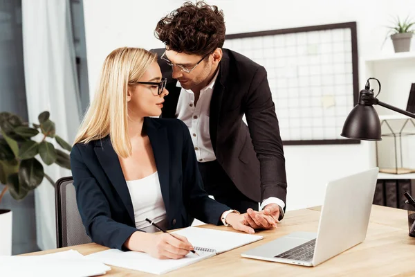 Jóvenes Empresarios Tomados Mano Mientras Coquetean Oficina Concepto Romance Oficina — Foto de Stock