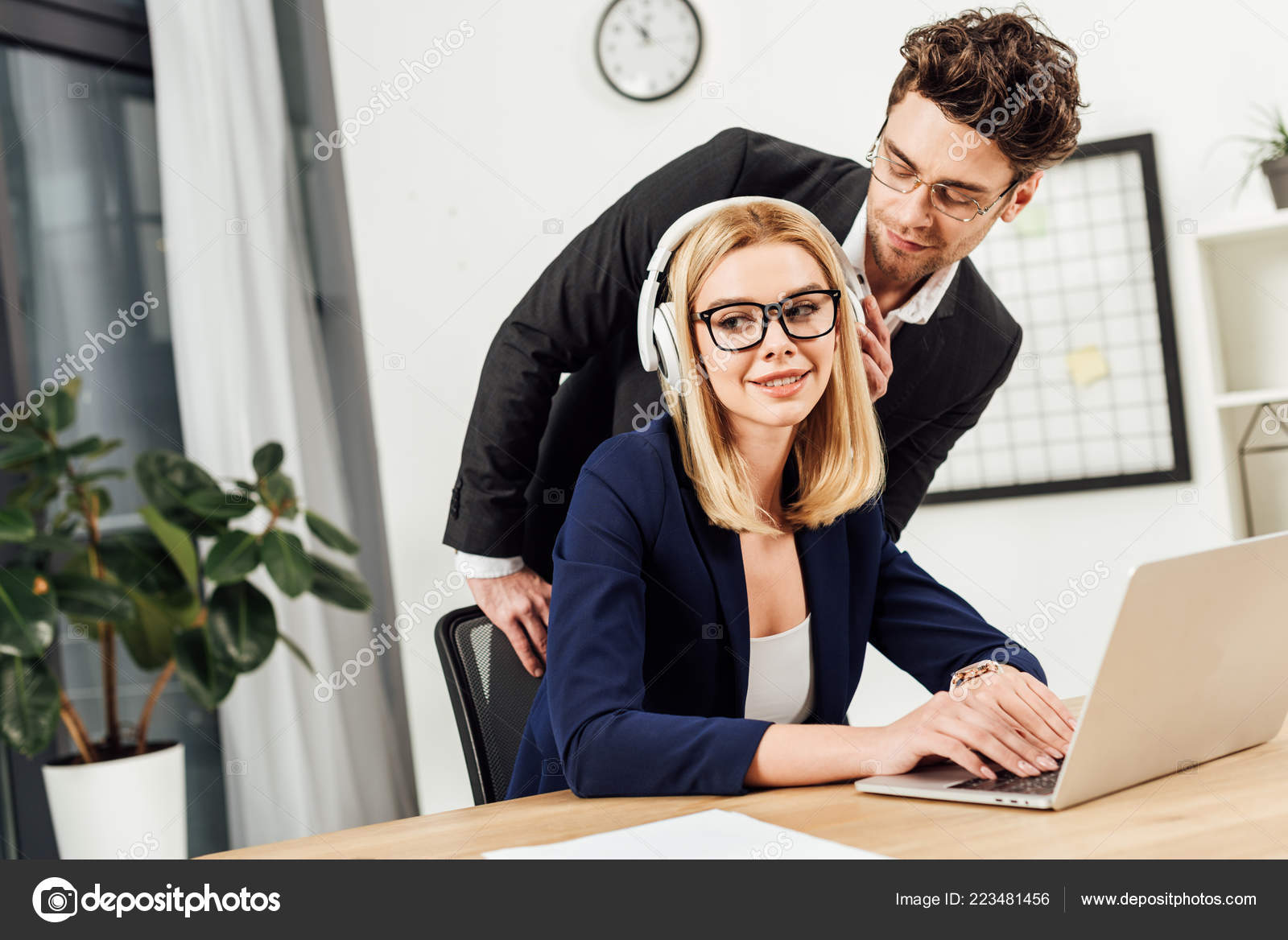 como coquetear con un hombre en el trabajo