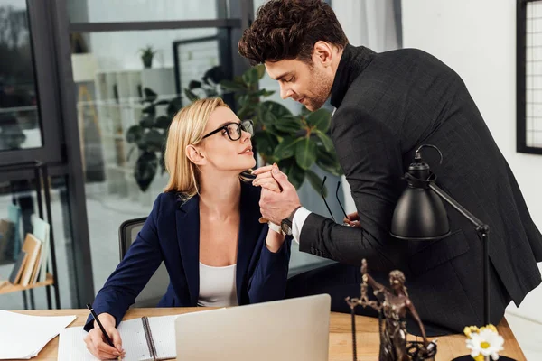 Collega Hand Hand Tijdens Het Flirten Werkplek Kantoor — Stockfoto