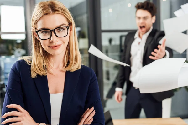 Selective Focus Smiling Businesswoman Eyeglasses Angry Screaming Boss Throwing Papers — Stock Photo, Image