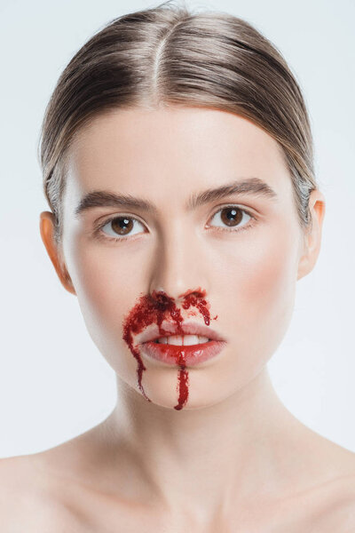 крупный план женщины с кровью и травмой на лице, изолированной на белом
 
