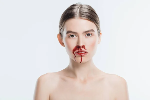 Раненая Женщина Кровью Лице После Домашнего Насилия Изолированного Белом — Бесплатное стоковое фото