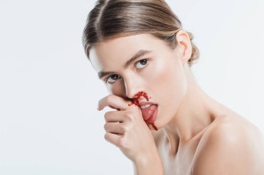 beyaz izole el kanı yalama yüzünde yaralanma ile çıplak kadın