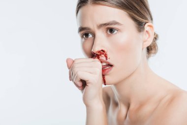 kadın beyaz izole yüz üzerinde kan olan aile içi şiddet kurbanı, yakın çekim