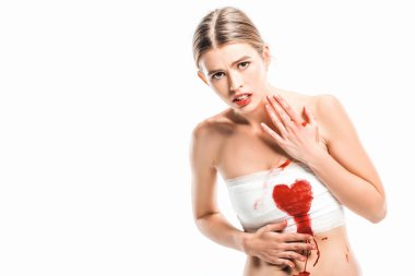 kanlı kalp üzerinde beyaz izole bandaj yetişkin kadın