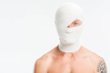 bandaj ile çıplak adamın kafasına plastik cerrahi üzerine beyaz izole sonra yakın çekim